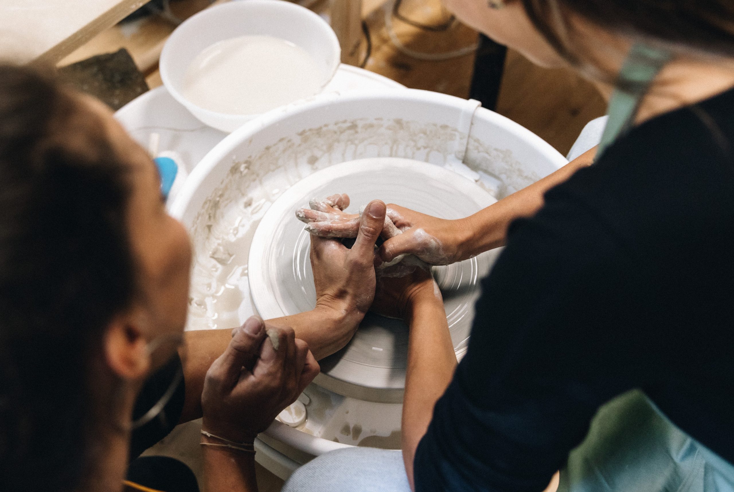 1:1 Kreativmentoring im Verenics Töpferstudio Wien - persönliche Begleitung beim Töpfern für Achtsamkeit, Entwicklung und kreative Freiheit