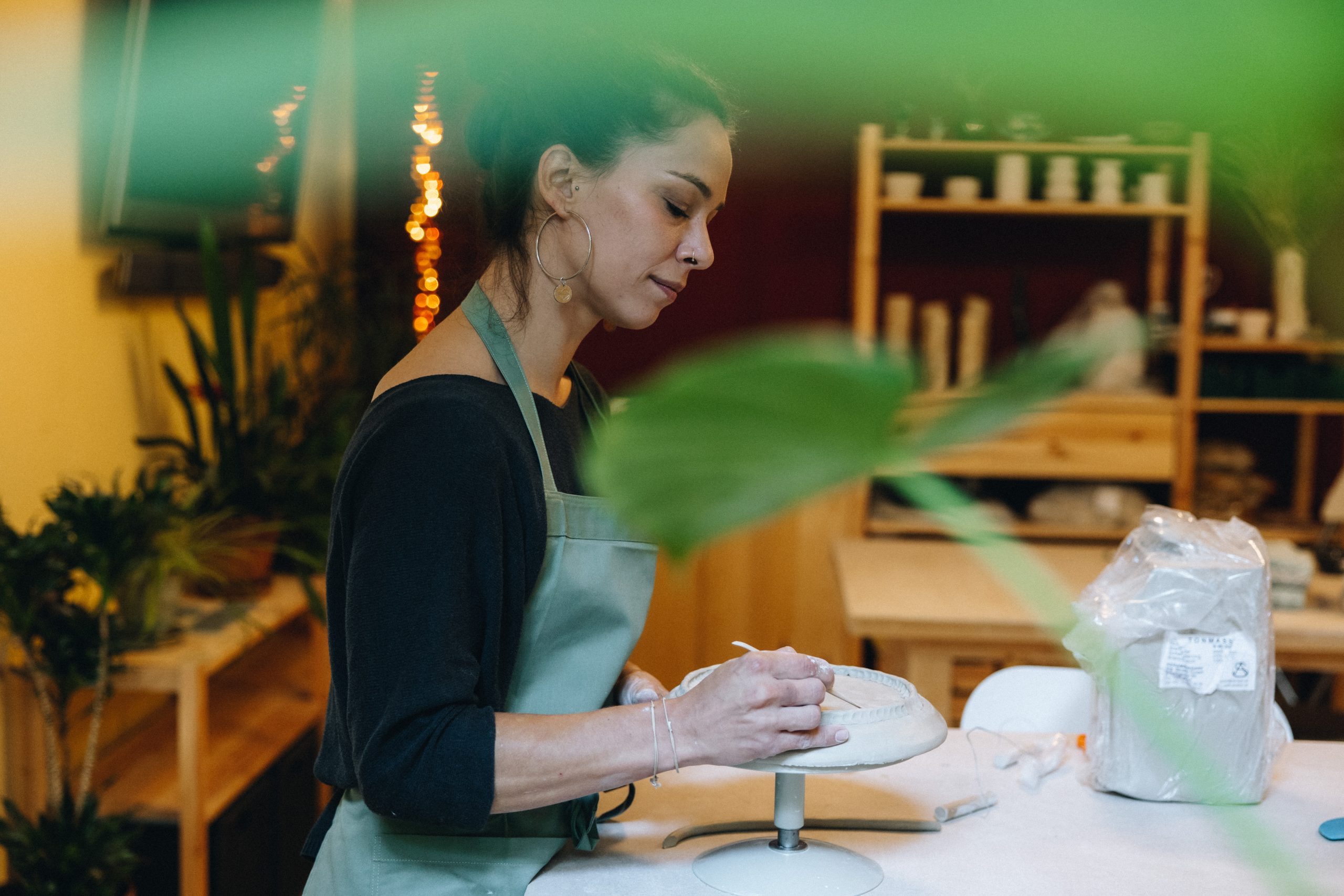 Verena beim Handaufbau im Verenics Keramikstudio Wien - konzentriertes Arbeiten am Werkstück in kreativer, gemütlicher Studio-Atmosphäre.
