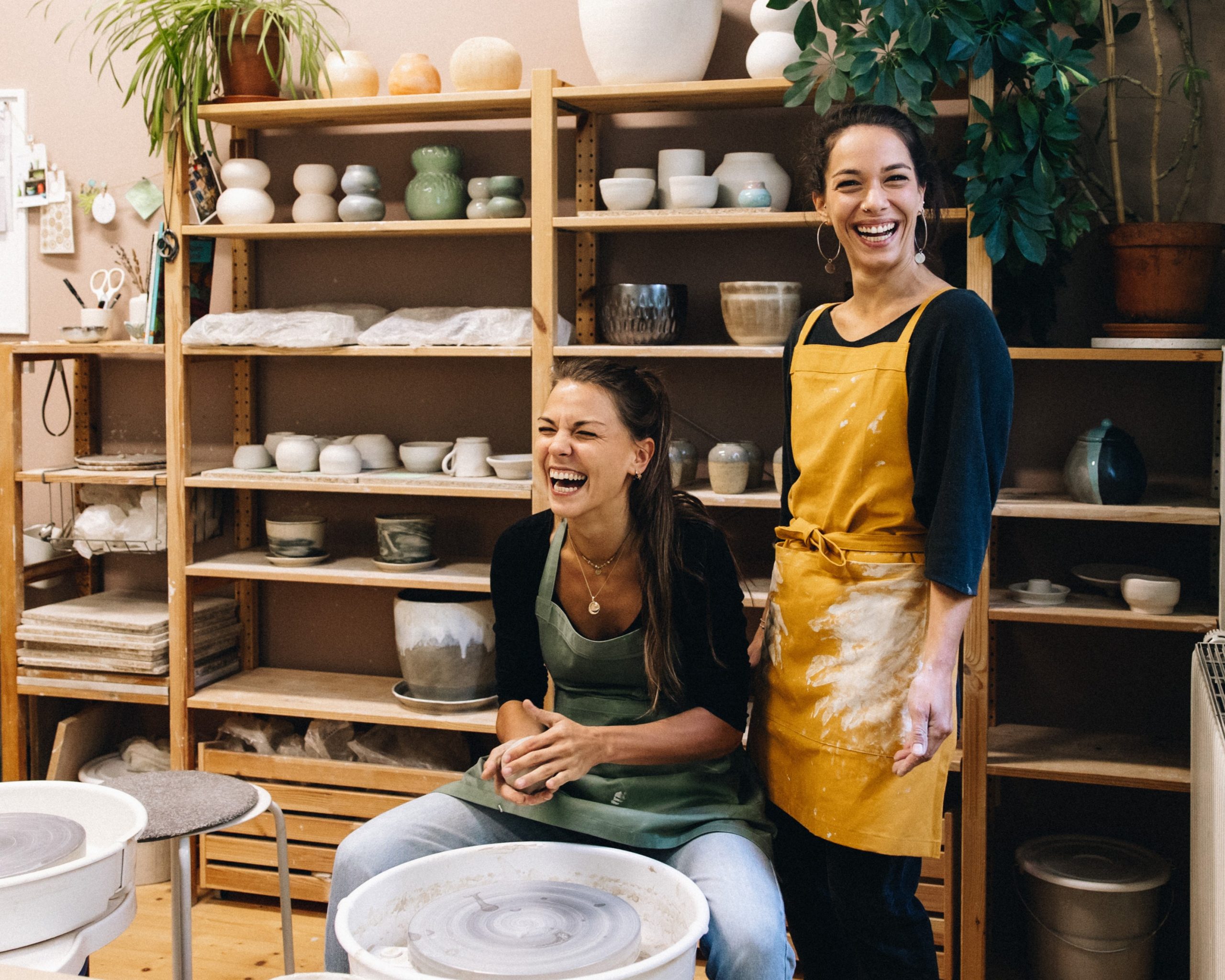 Verena und Valentina, Schwestern und Gründerinnen des Verenics Studios in Wien, gemeinsam an der Töpferscheibe - Kreativität und Achtsamkeit im Töpferkurs.