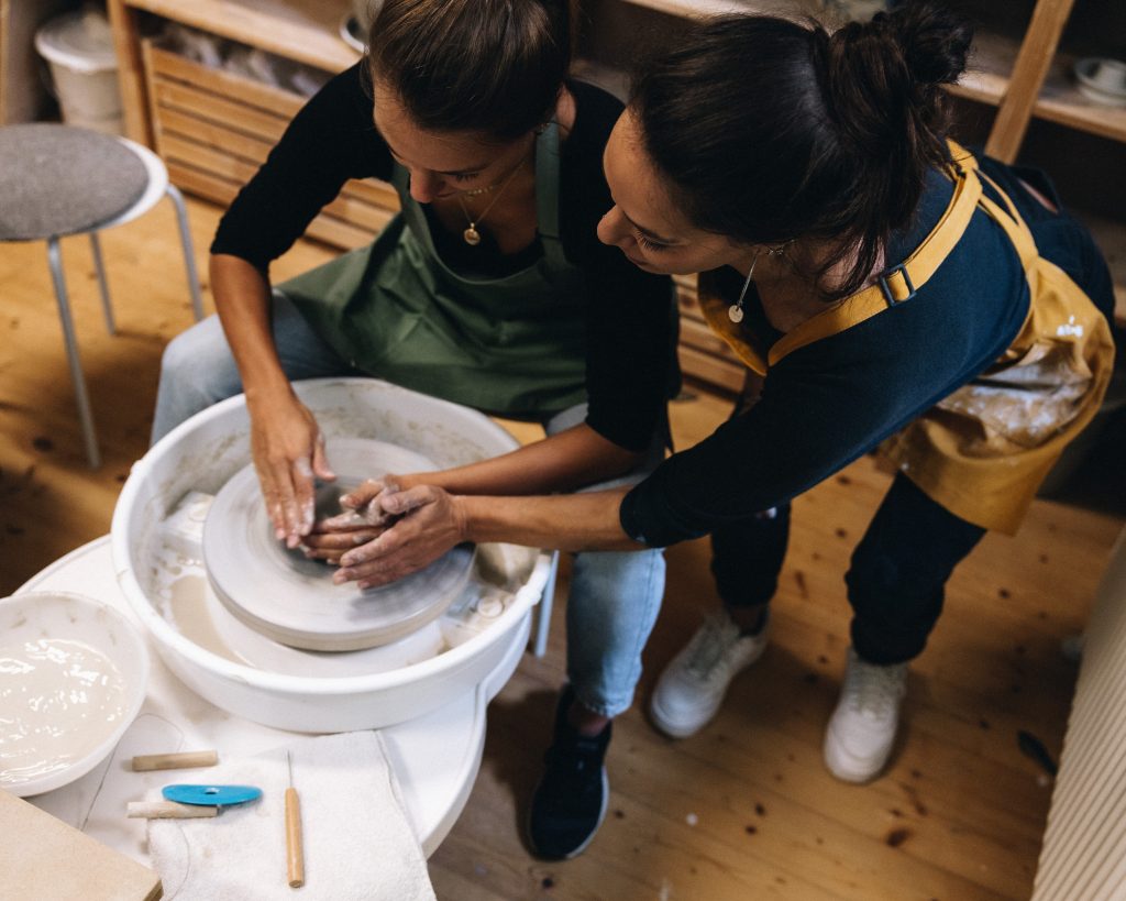 Individuelle Betreuung beim Töpferkurs in Wien.