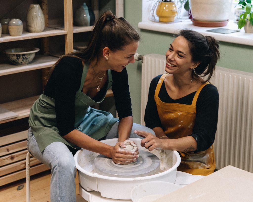 Gemeinsames kreatives Arbeiten in entspannter Atmosphäre. Gemeinsam lachen und gestalten.