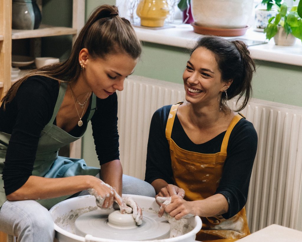 Töpfern auf der Scheibe mit Freude und Unterstützung im Studio.