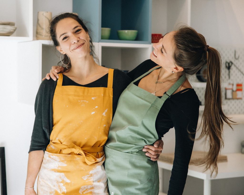 Verena und Valentina - familiäre Wärme und Partnerschaft im Töpferstudio.