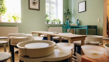 kursplatz-buchen-toepferstudio-wien-verenics Verenics Töpferstudio Wien - heller Kursraum mit mehreren Töpferscheiben, kreative und achtsame Atmosphäre für Keramikkurse